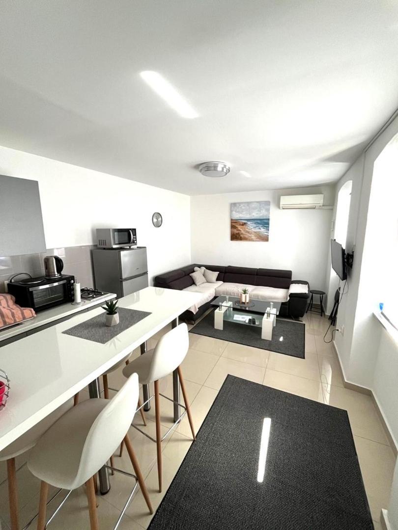 City Centre Apartment With Terrace 2 Pola Esterno foto