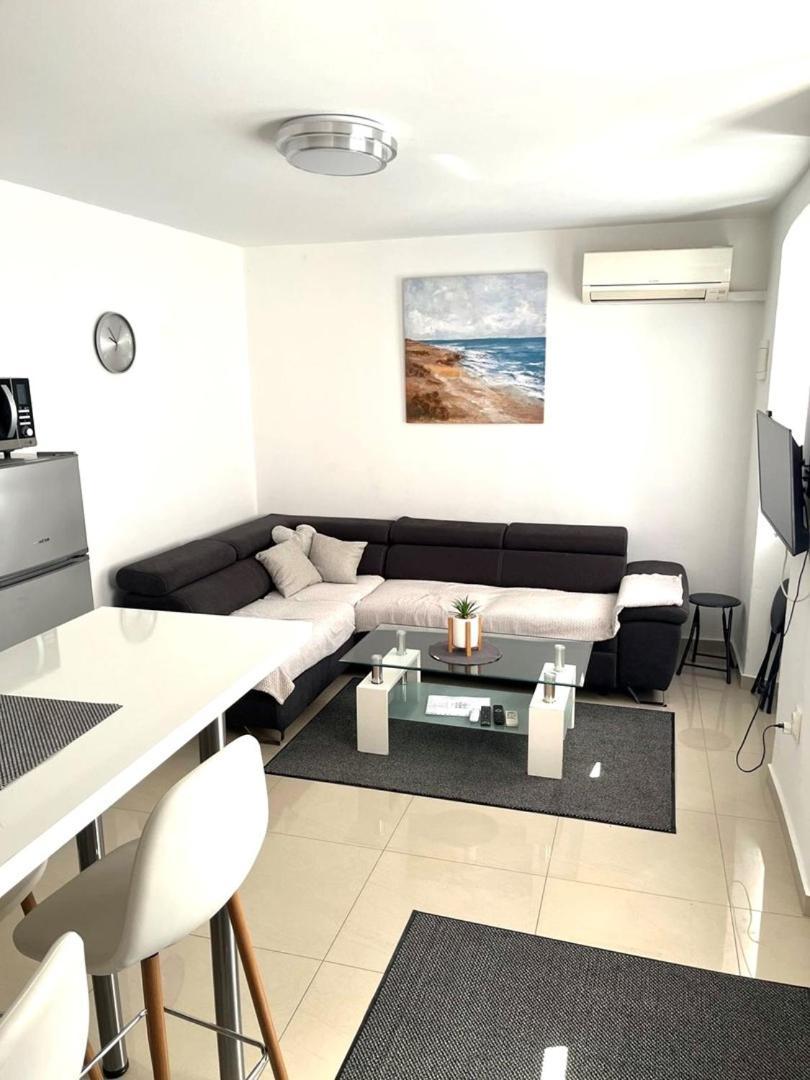 City Centre Apartment With Terrace 2 Pola Esterno foto
